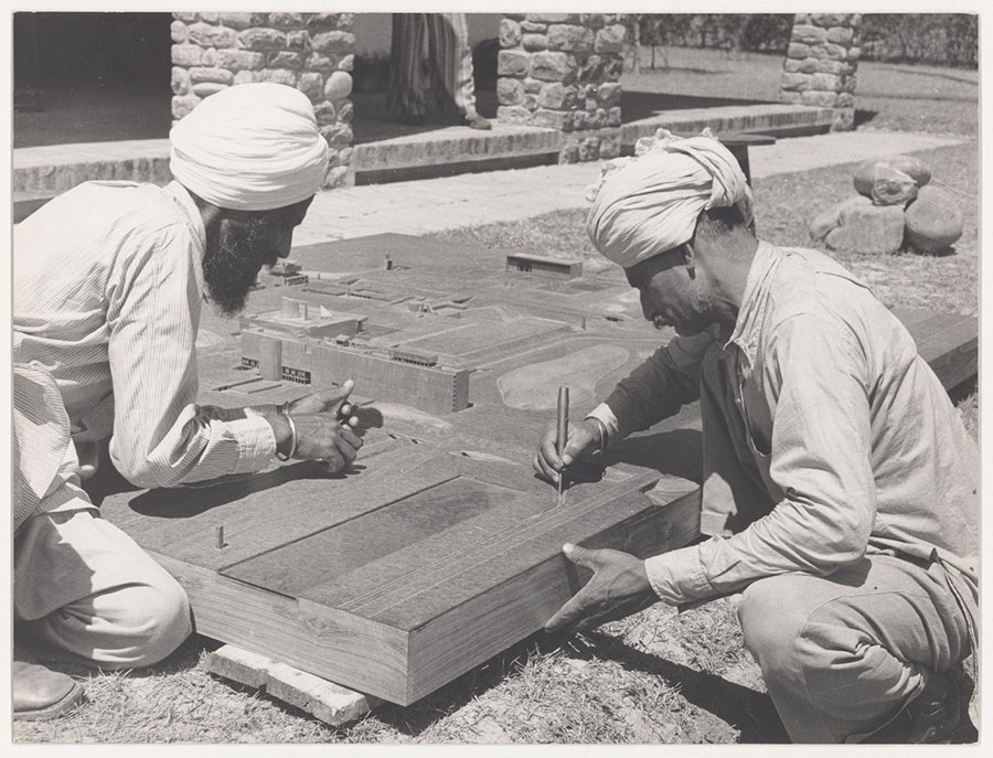 Maquettistes travaillant sur le projet du Capitole, vers 1960. Photographie de Pierre Jeanneret © Fond d’archives de Pierre Jeanneret, collection CCA